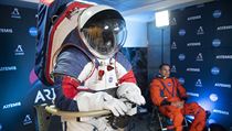 NASA představila skafandry nové generace.