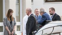 Prezident Zeman dorazil na rekondiční pobyt do Střešovické nemocnice.