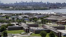 Newyorsk radnice se rozhodla zruit vzesk komplex na ostrov Rikers Island,...