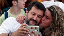 Salviniho pily podpoit stovky lid.