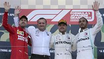 Stupně vítězů po Velké ceně Japonska zprava: Lewis Hamilton, Valtteri Bottas,...