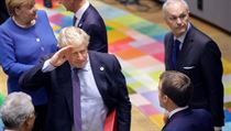 Britsk premir Boris Johnson na summitu EU. Vlevo vzadu je nmeck kanclka...