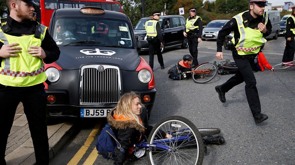 Ekologití aktivisté zahájili protest na letiti London City