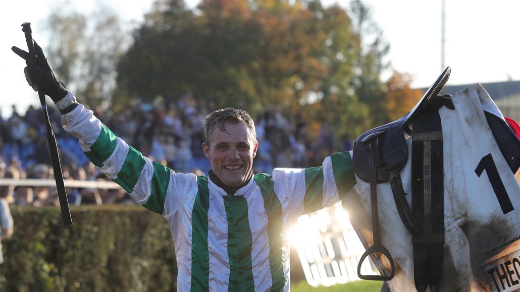 Josef Barto slaví tetí vítzství na Velké pardubické.