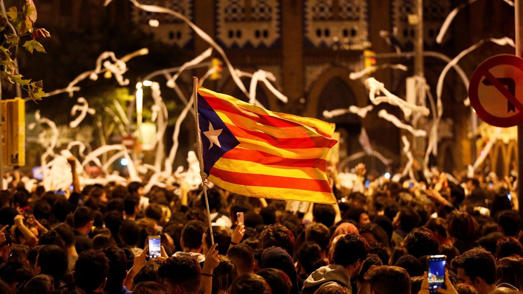 Davy lidí protestují za osamocení Katalánska.