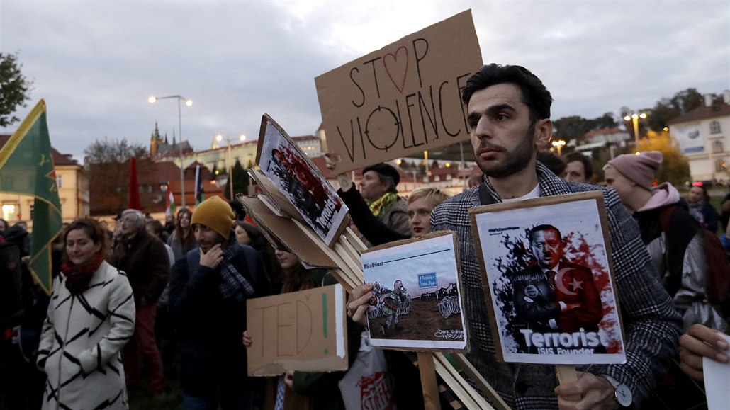 První demonstrace proti turecké ofenziv, která se konala minulý týden.