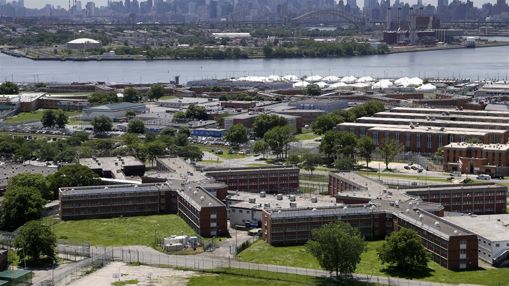 Newyorská radnice se rozhodla zruit vzeský komplex na ostrov Rikers Island,...