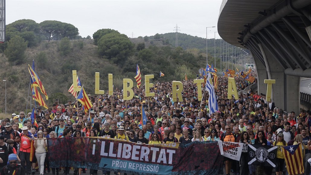 V katalánské Giron demonstruje podle policie 60.000 lidí, informoval deník La...