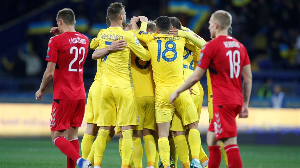 Fotbalisté Ukrajiny se radují z postupu na ampionát. Ukrajina, která si na...