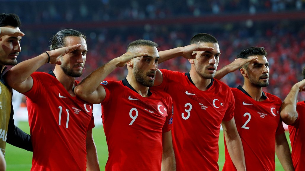 Turetí fotbalisté salutují tamní armád.