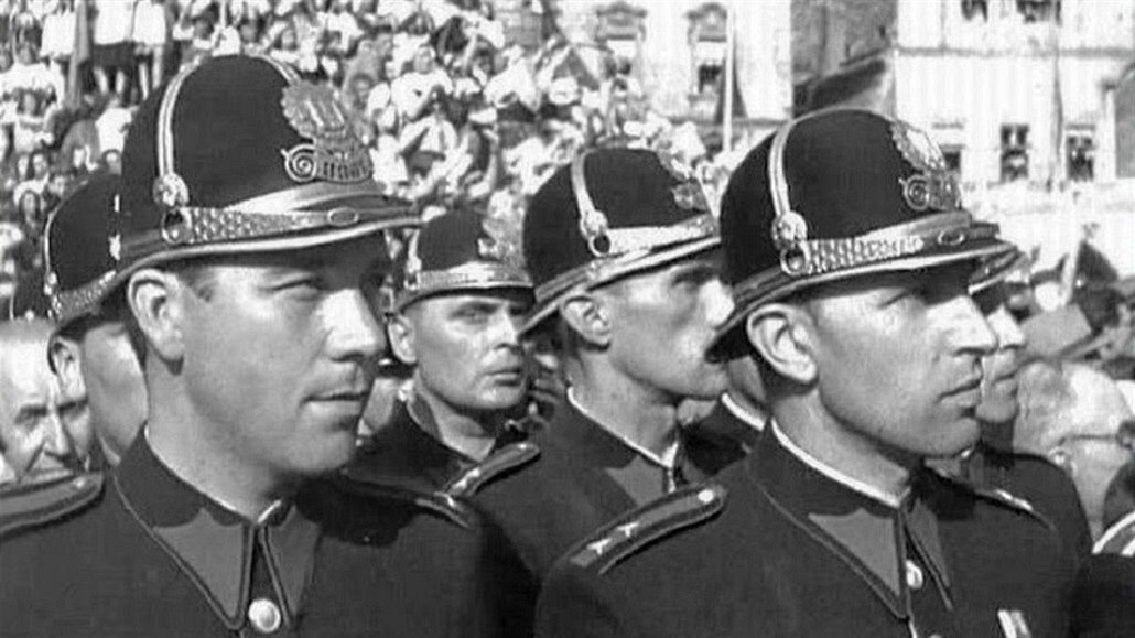 Pratí policisté po osvobození v kvtnu 1945 pi píjezdu prezidenta Edvarda...
