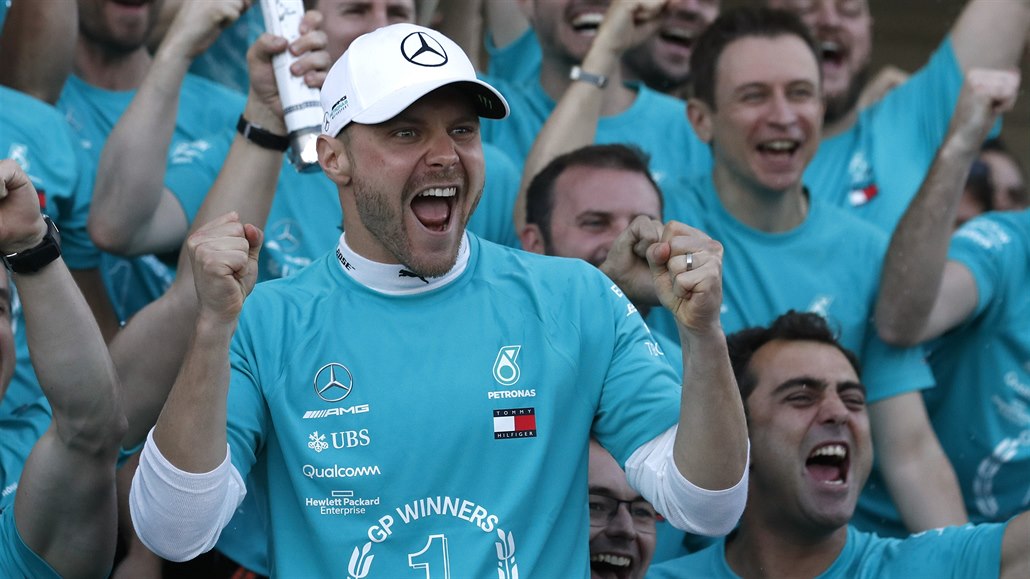 Pilot Mercedesu Valtteri Bottas slaví výhru ve Velké ceně Japonska.