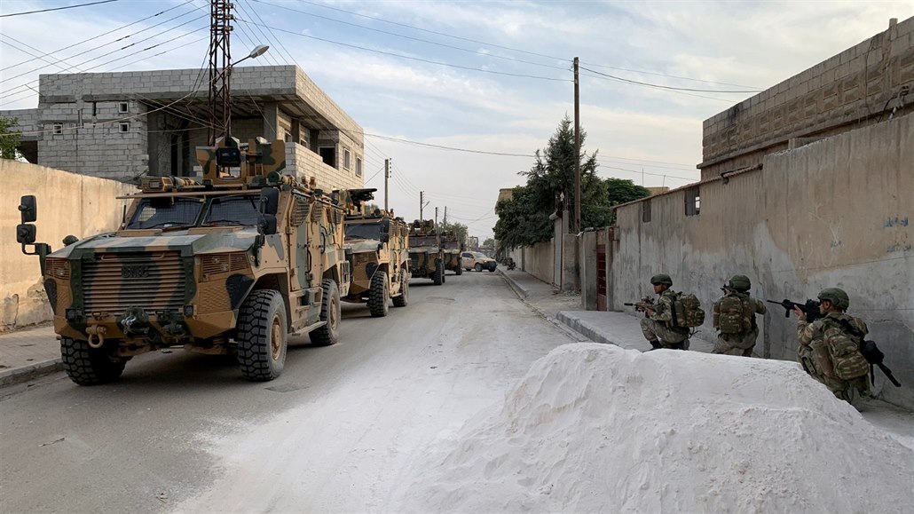 Turecká armáda v syrském pohraniním mst Tal Abjád.