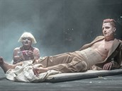 Z inscenace muzikálu Lazarus Davida Bowieho v praském Divadle Komedie (Erika...