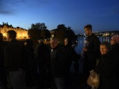 Lidé ekají 11. íjna 2019 kolem brzo ráno frontu na most Legií u praského...