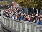 Ve front ale nadále zstává mnoho trpliv ekajících lidí na rozlouení s...