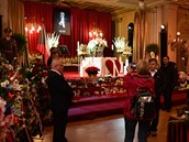 ena si fotí rakev s ostatky Karla Gotta ve Velkém sále v praském paláci...