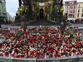 Lidé v Olomouci chodili 11. íjna 2019 uctít památku Karla Gotta k pietnímu...