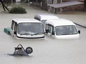 Zaplavená auta v rezidenní tvrti