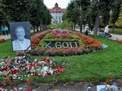 Pietní místo k uctní památky Karla Gotta ve Smetanových sadech v Karlových...