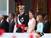 panlský král Filip VI. s rodinou na armádní pehlídce ke slavnostnímu výroí...