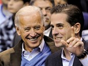 Nkdejí americký demokratický viceprezident Joea Biden (vlevo) se synem.