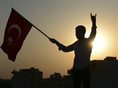 Turek oslavující vojenské úspchy na severu Sýrie.