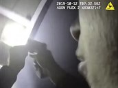 Obrázek poízený z videa tlesné kamery vydané policejním oddlením Fort Worth.