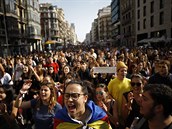 Protestujc v ulicch Barcelony.