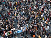 Lidé demonstrují proti trestm vzení pro katalánské politiky za referendum o...