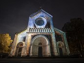 Instalace na Karlínském nám�stí promítaná na kostel sv. Cyrila a Metod�je.