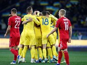 Fotbalisté Ukrajiny se radují z postupu na ampionát. Ukrajina, která si na...