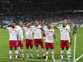 Takto turetí fotbalisté salutovali ve Francii po vstelení gólu.