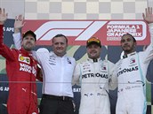 Stupn vítz po Velké cen Japonska zprava: Lewis Hamilton, Valtteri Bottas,...