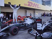 Pilot Mercedesu Valtteri Bottas slaví vítzství ve Velké cen Japonska.