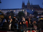 Lidé u brzo ráno ekají frontu na nábeí a most Legií u praského ofína,...