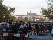 Lidé u brzo ráno ekají frontu na nábeí a most Legií u praského ofína,...