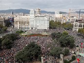 Tisíce lidí demonstrují na Katalánském námstí v Barcelon.