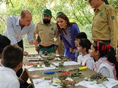 Britský princ William s manelkou Kate se pi návtv Pákistánu potkali se...