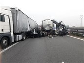 Nehoda dvou kamion u Ostrovaic na Brnnsku  uzavela dálnici D1 ve smru z...