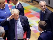 Britský premiér Boris Johnson na summitu EU. Vlevo vzadu je nmecká kancléka...