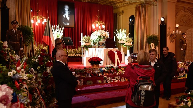 ena si fotí rakev s ostatky Karla Gotta ve Velkém sále v praském paláci...
