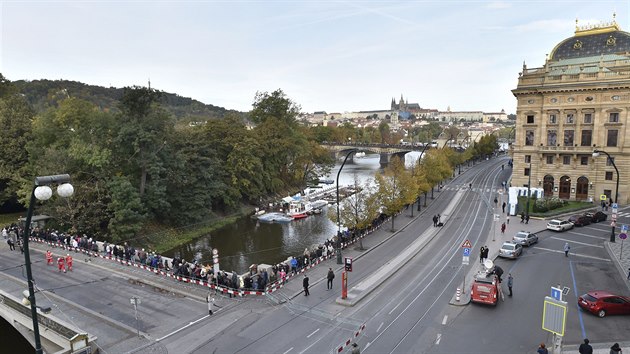 Lidé ekají 11. íjna 2019 ve front na Masarykov nábeí v Praze, aby se v...