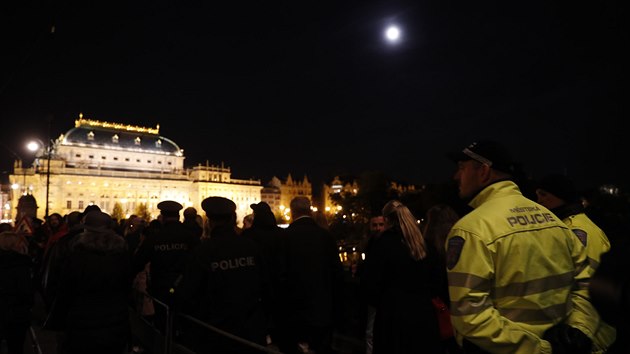 Policisté na konci fronty lidí.