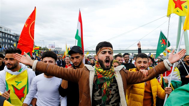 Tisíce Kurd v nmeckém Kolín nad Rýnem demonstrovalo proti tureckému poínání...