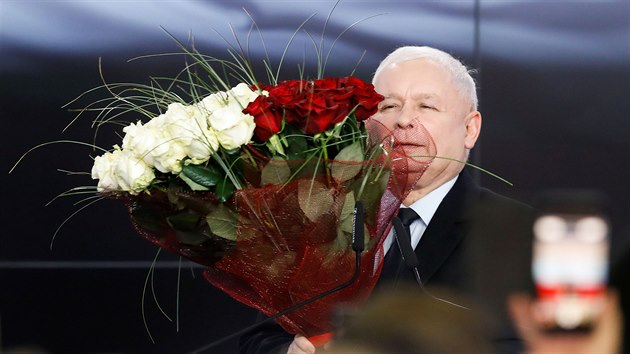 Kaczynského strana Právo a spravedlnost ovládla polské parlamentní volby.