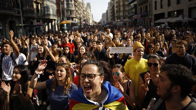 Protestující v ulicích Barcelony.