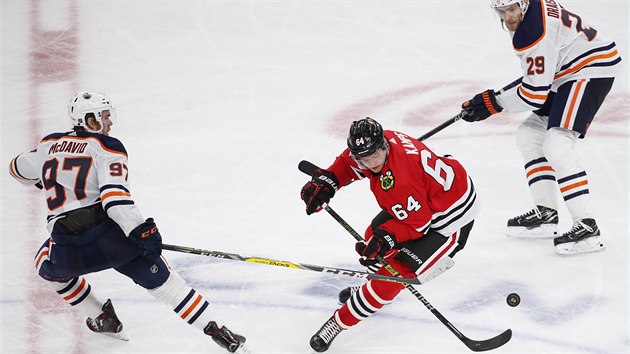 eský útoník Kämpf pomohl asistencí k první výhe Chicaga v sezon NHL