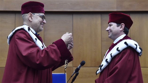 Dosavadní rektor Masarykovy univerzity Mikulá Bek (vlevo) pedává rektorský...