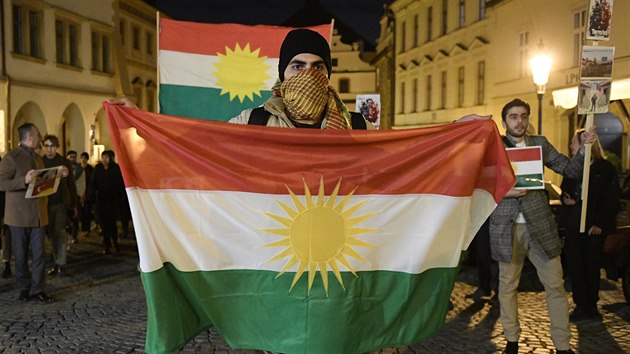 Na podporu Kurd na severu Sýrie se 16. íjna 2019 vpodveer selo v Praze na...